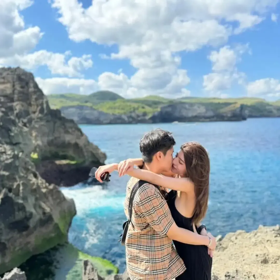 Couple enjoying the cliffs and ocean in Nusa Penida