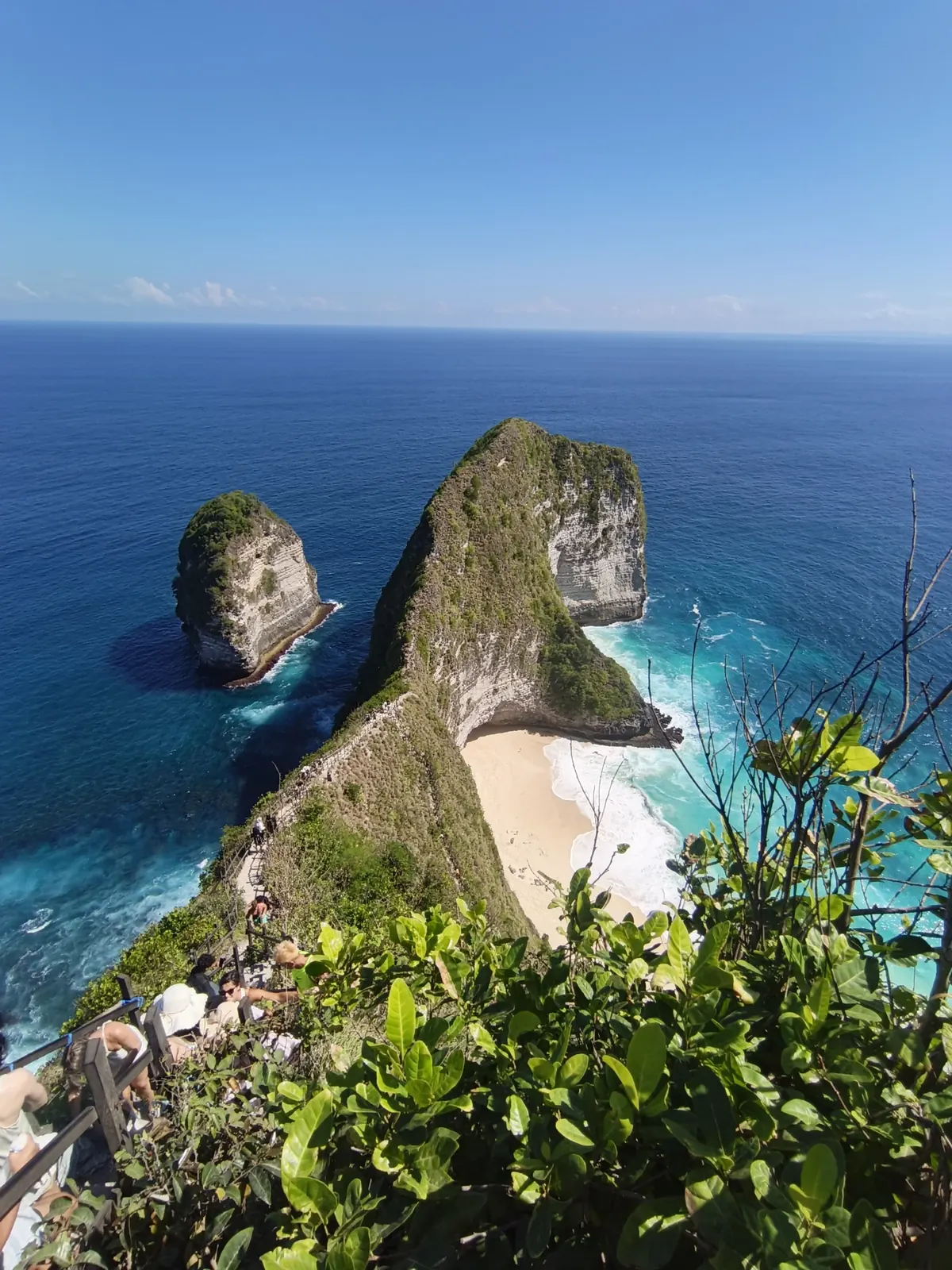 Kelingking Beach cliffs and turquoise ocean in Nusa Penida