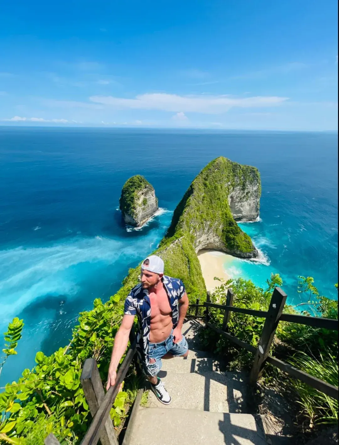 Guest at the Kelingking Beach viewpoint overlooking the ocean