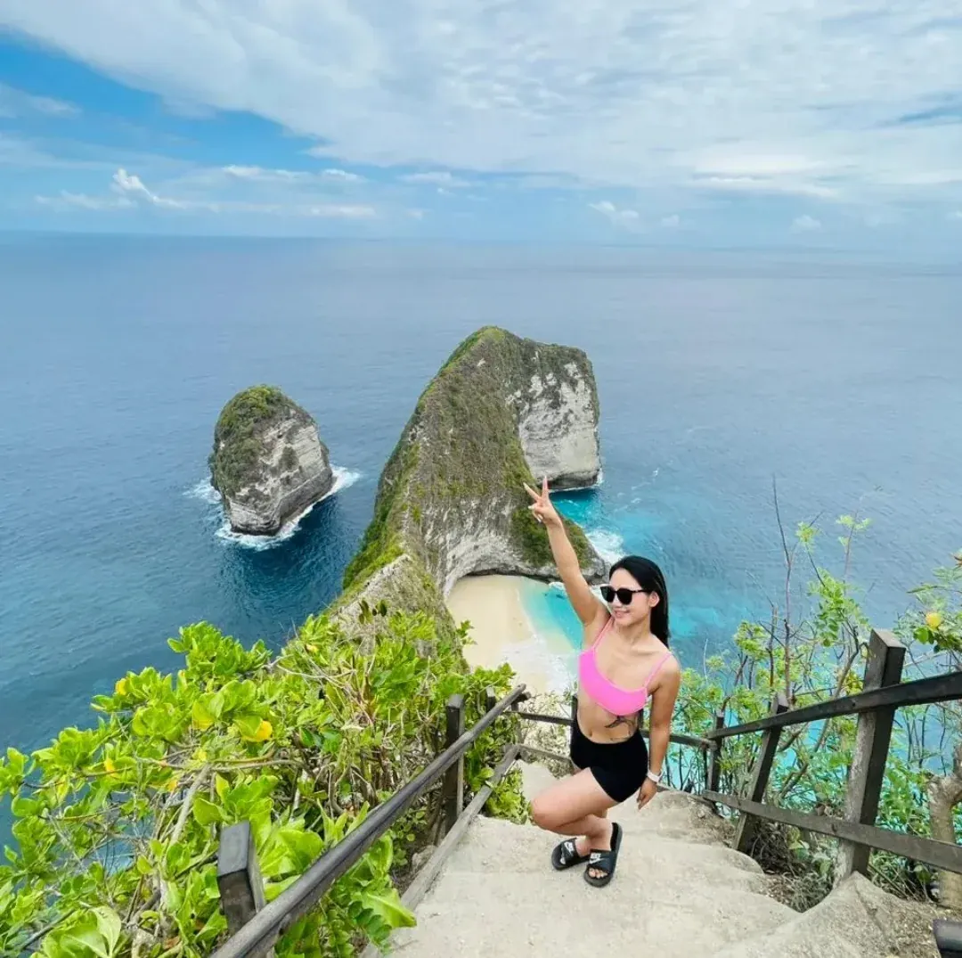 Guest enjoying the Kelingking Beach viewpoint in Nusa Penida